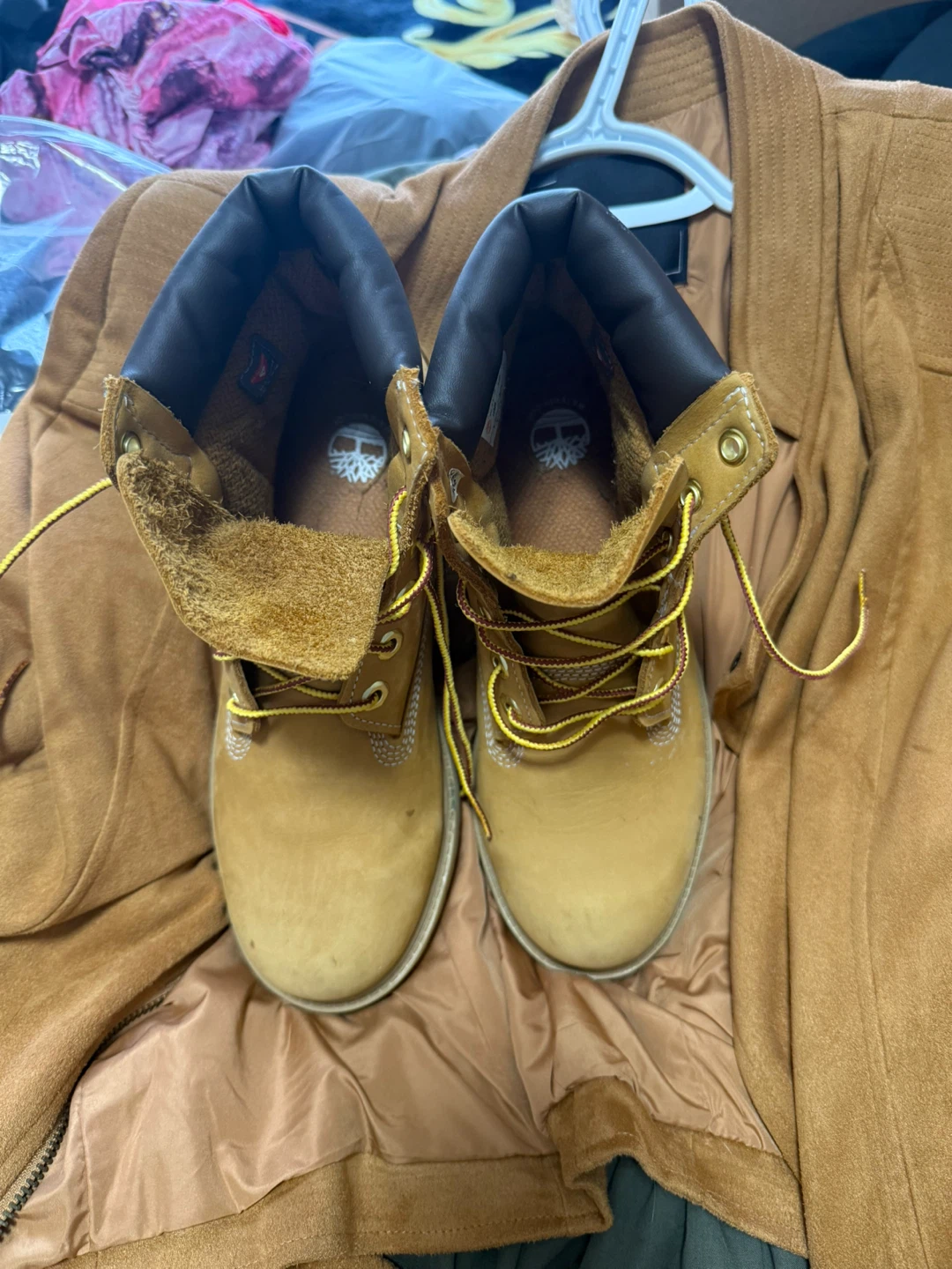 Timberland Classic Boots - Size 6.5 Youth - photo 3