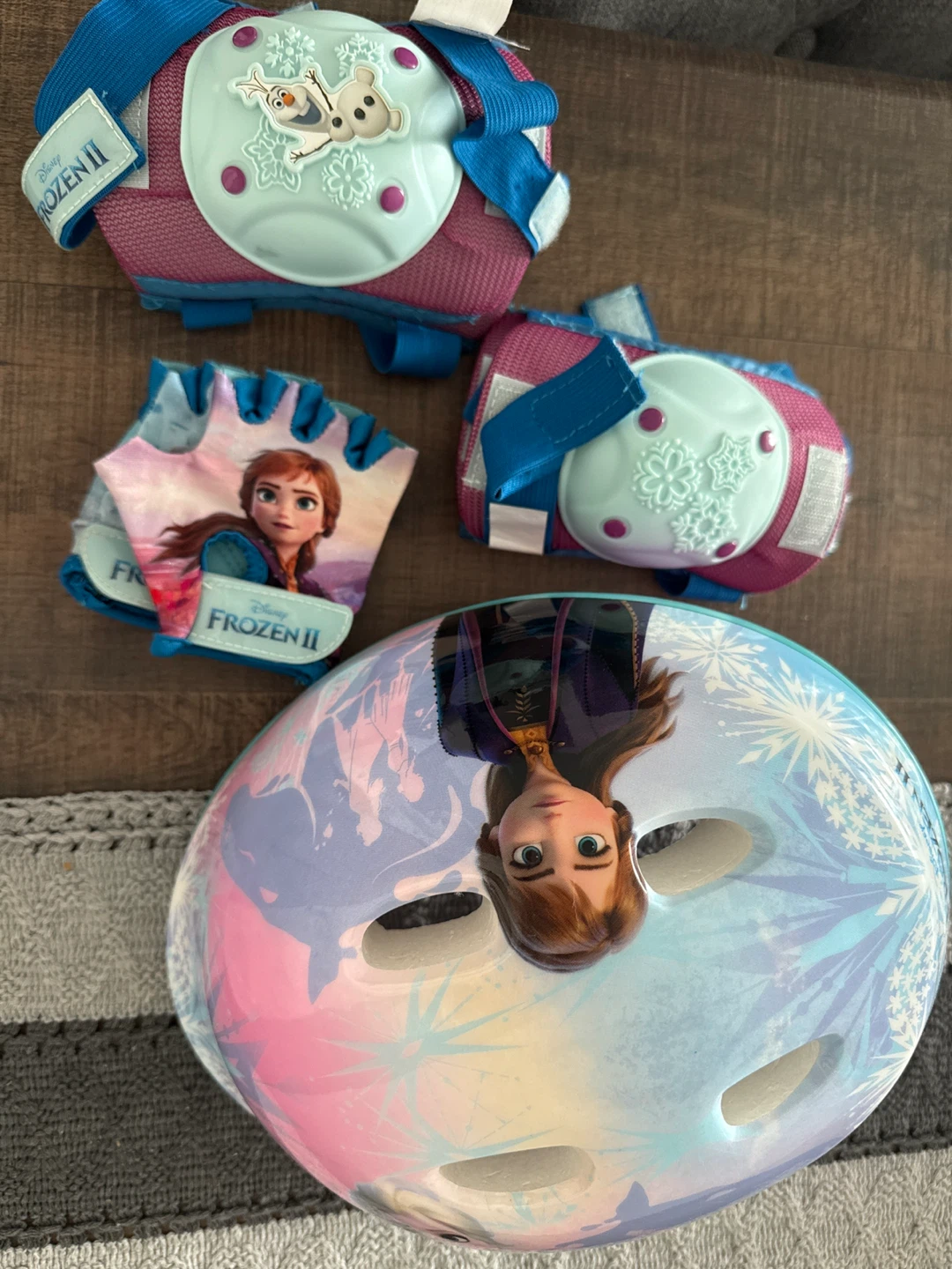 Disney Frozen Kids Helmet and Pad Set