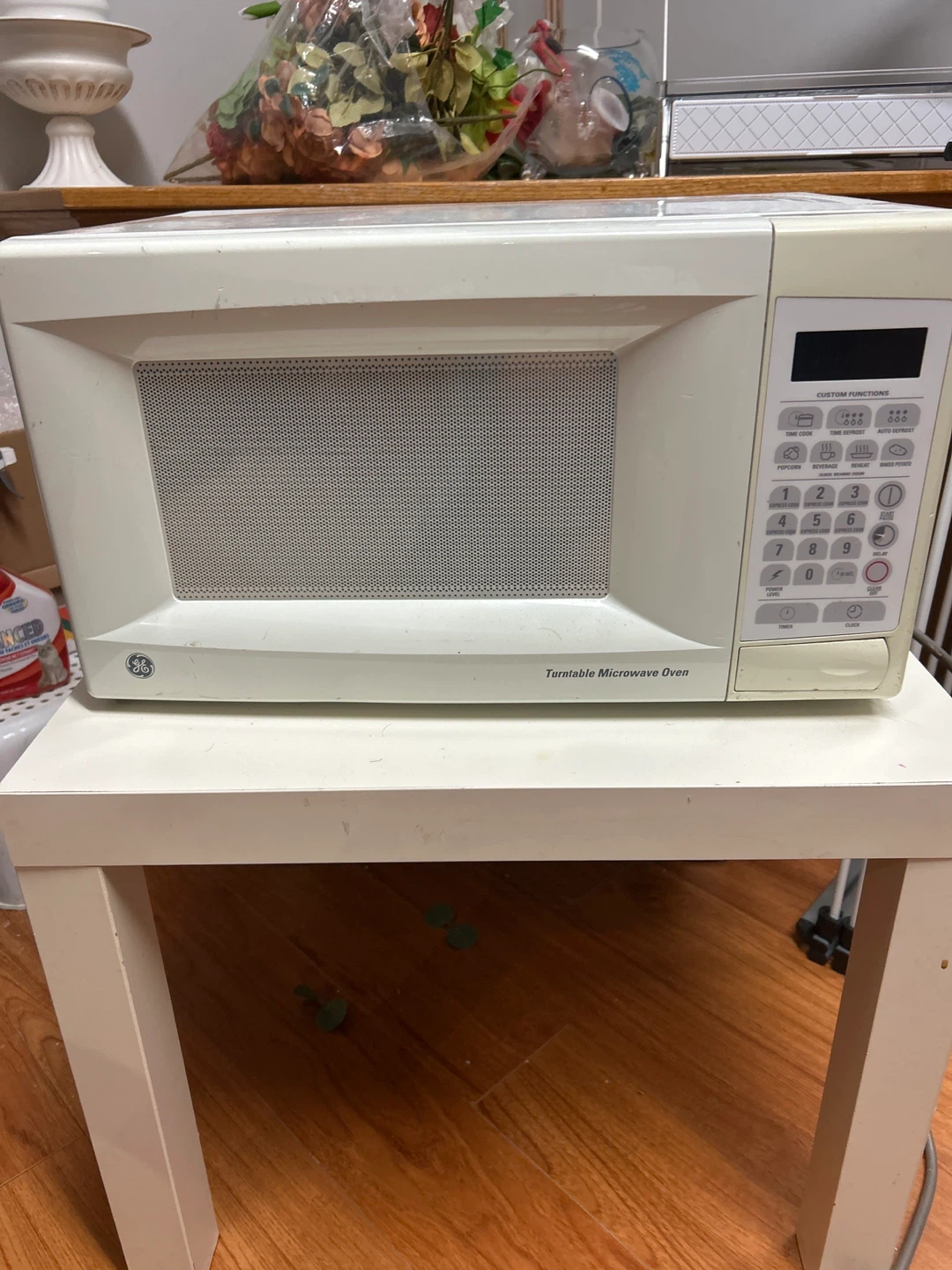 GE Turntable Microwave Oven - photo 3