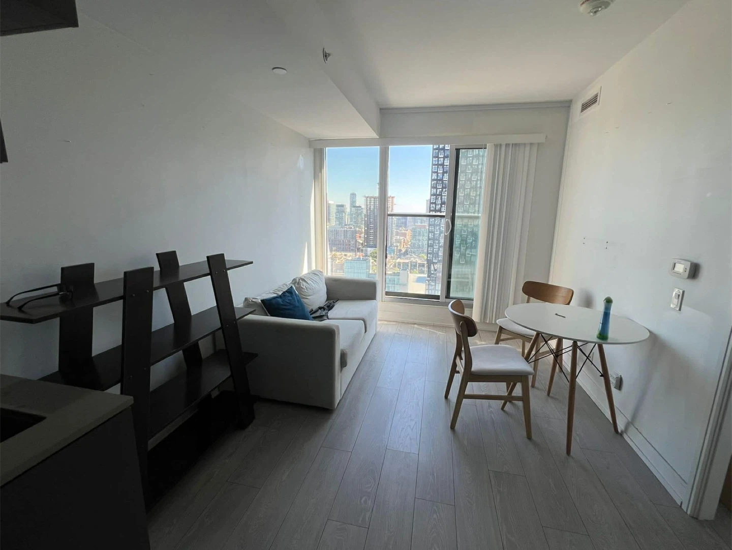 Single Room for Rent – Downtown Toronto - photo 4