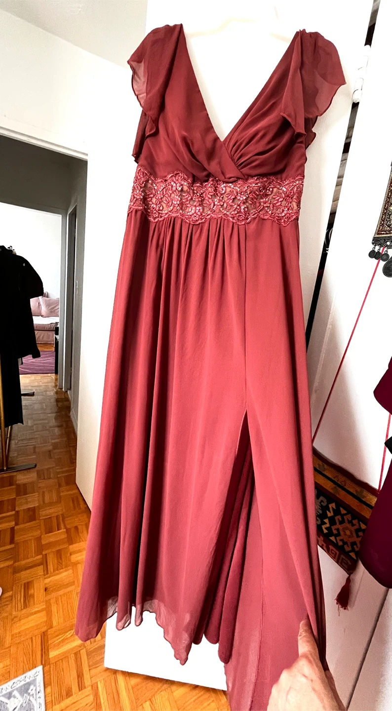 Elegant light burgundy color gown size L - photo 2