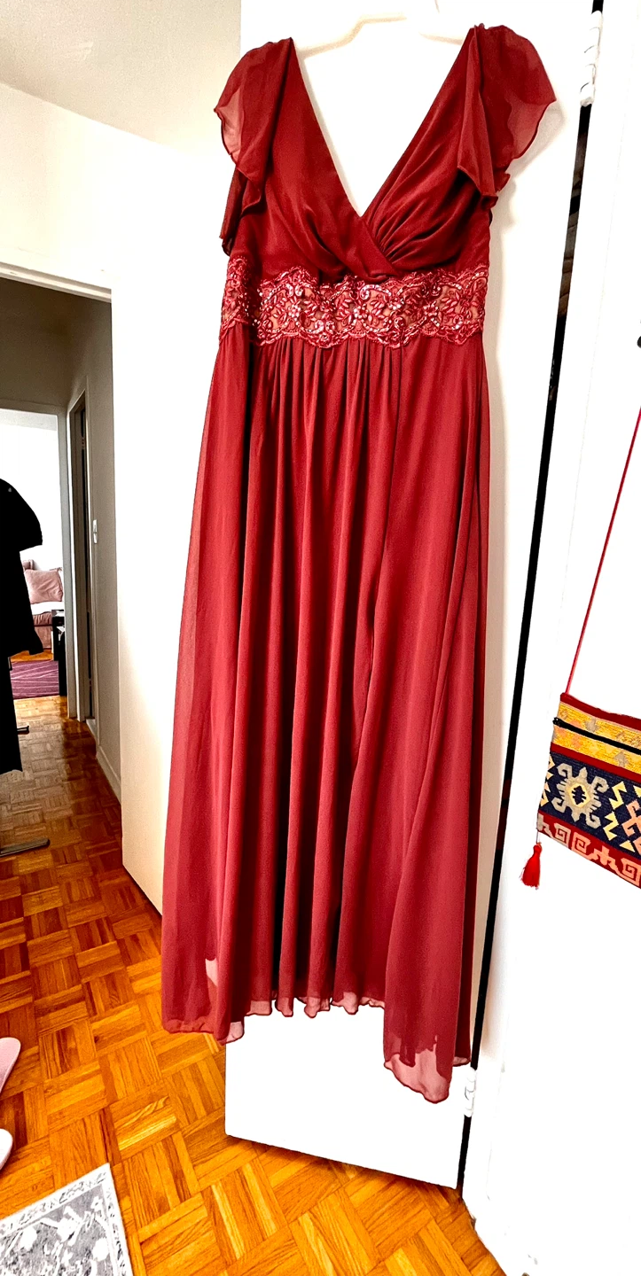 Elegant light burgundy color gown size L - photo 3