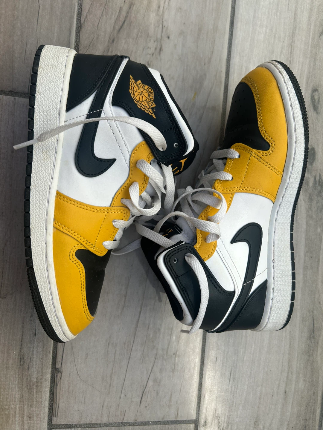 Air Jordan 1 Mid Yellow Ochre GS (size 4Y)