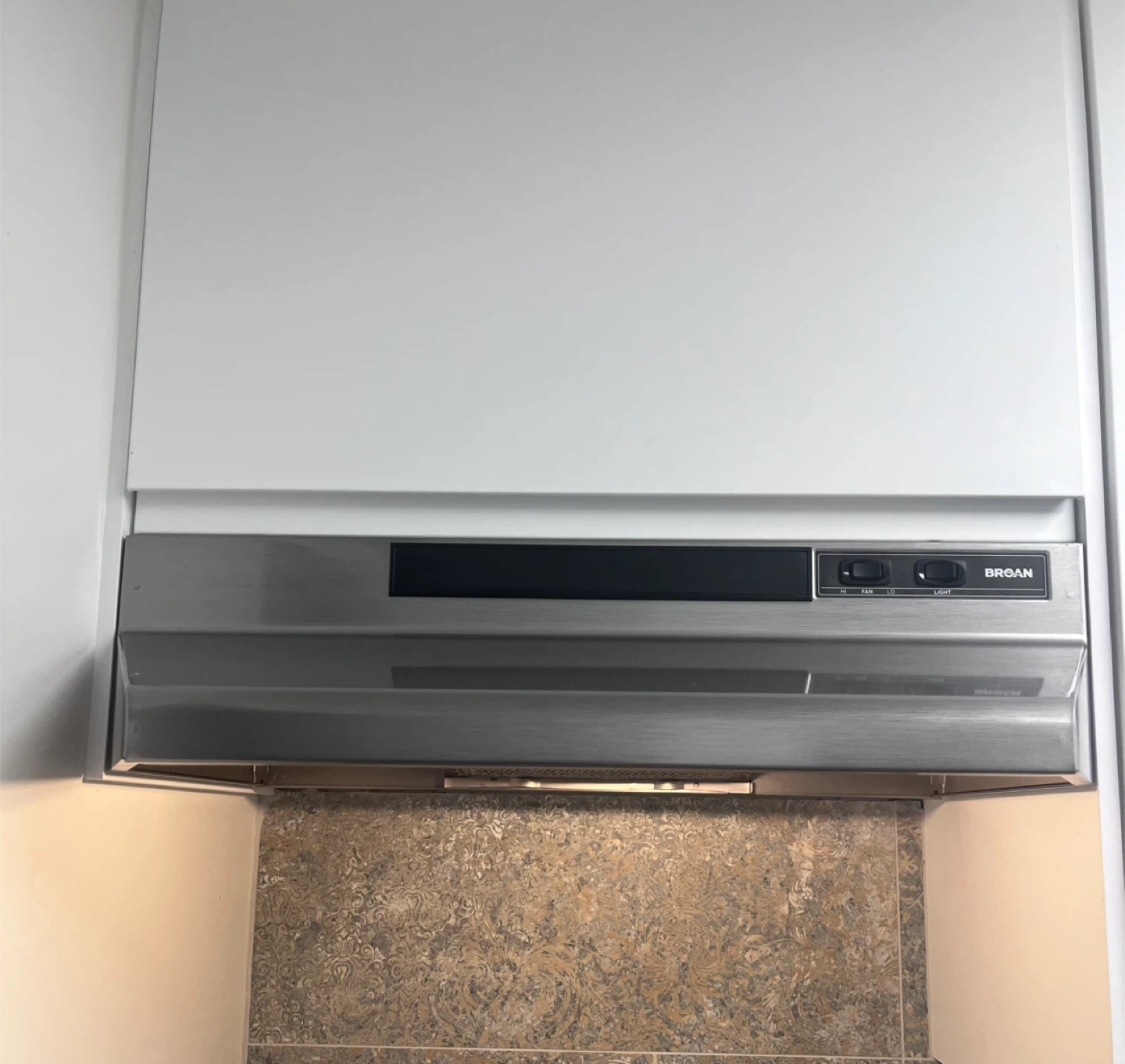 Danby 24in Stove and Broan Range hood - photo 4