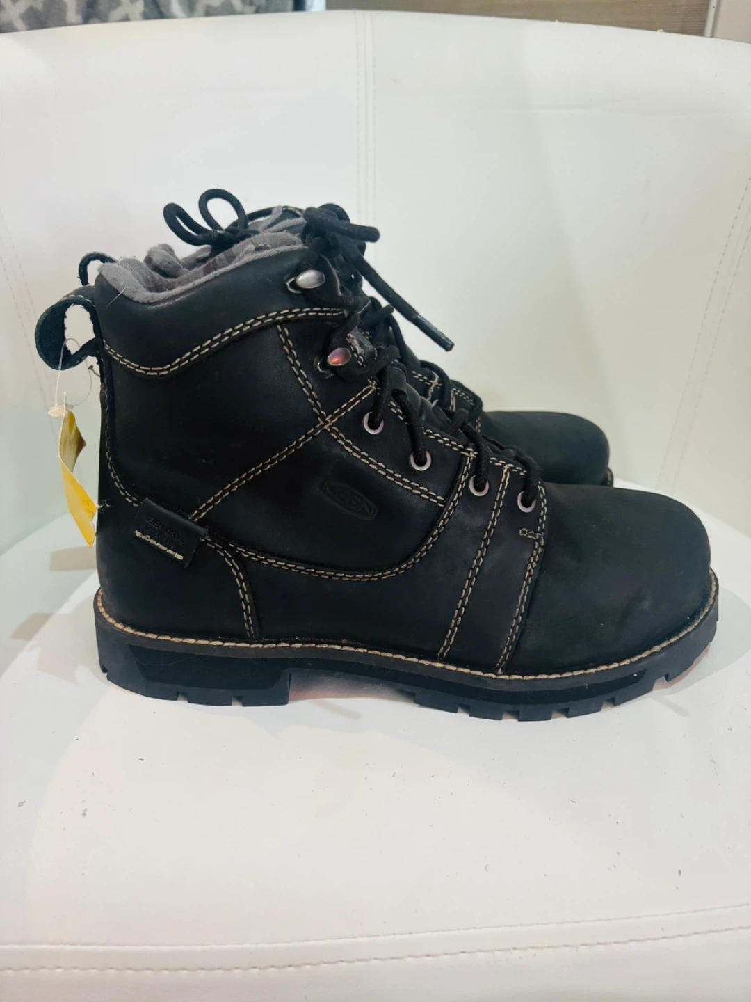 KEENwomen’s  steal toe boots size 8