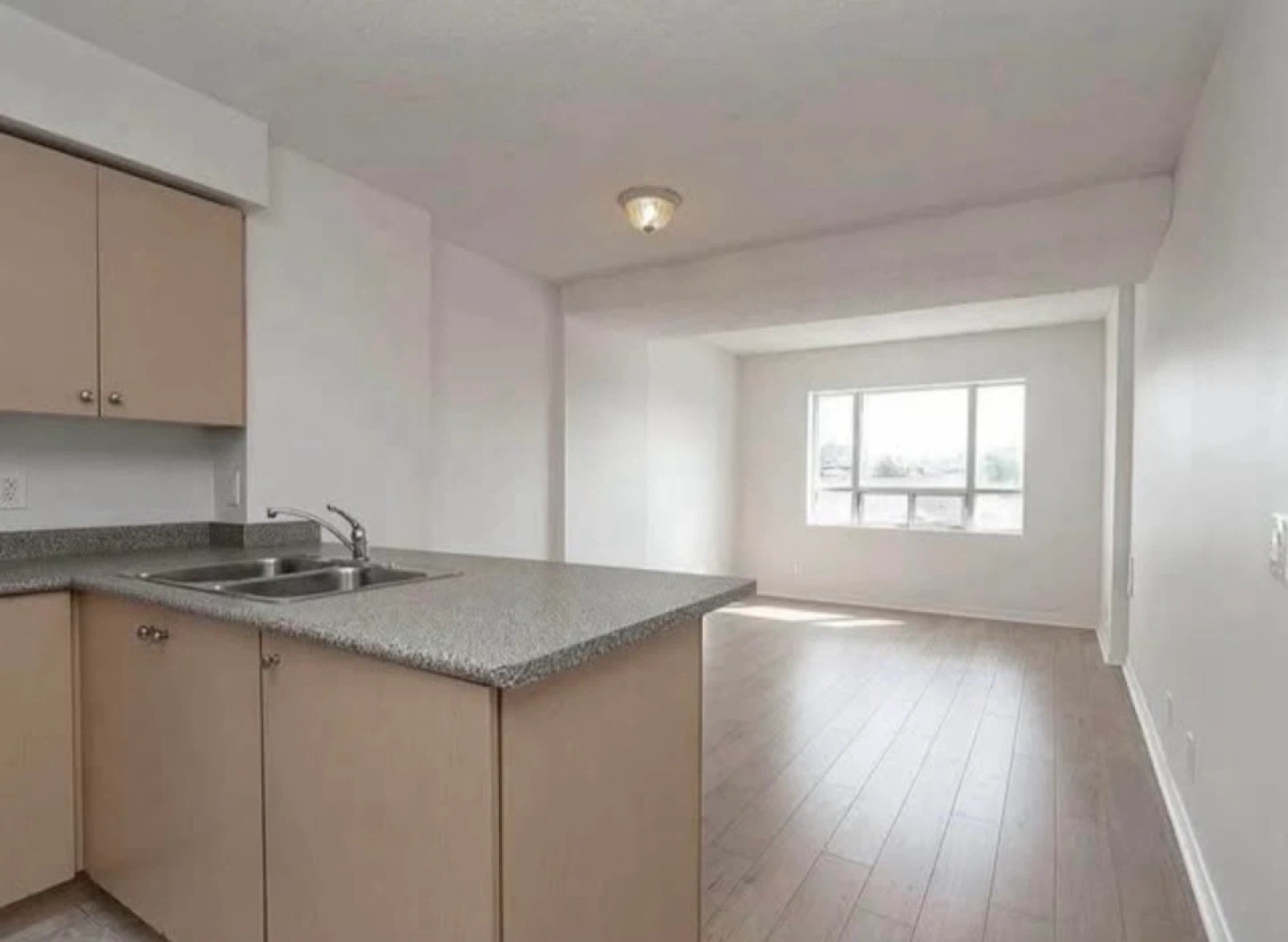 SUBLET - Independent Bright and Spacious 1 Bedroom Apartment - photo 3