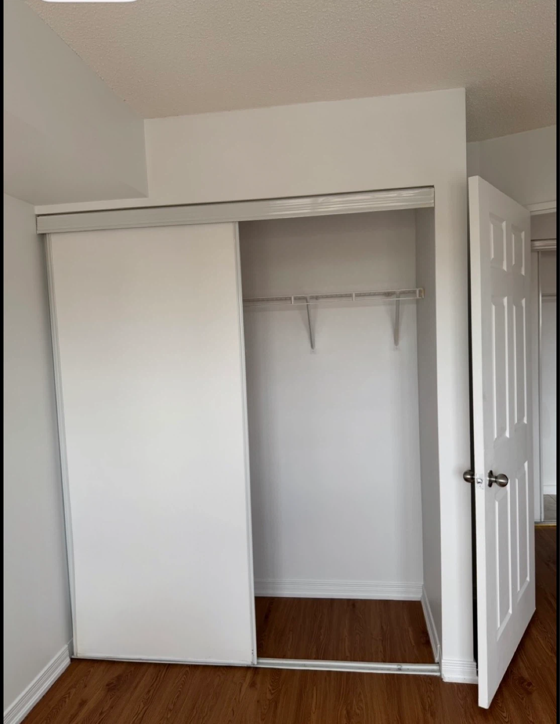 SUBLET - Independent Bright and Spacious 1 Bedroom Apartment - photo 4