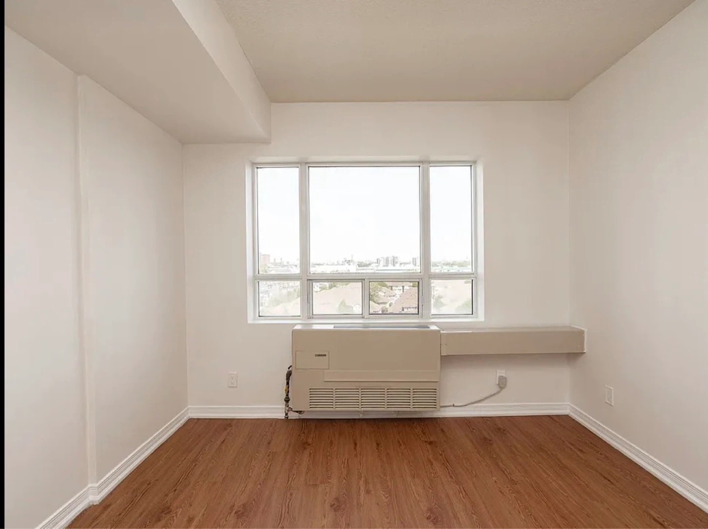 SUBLET - Independent Bright and Spacious 1 Bedroom Apartment - photo 2