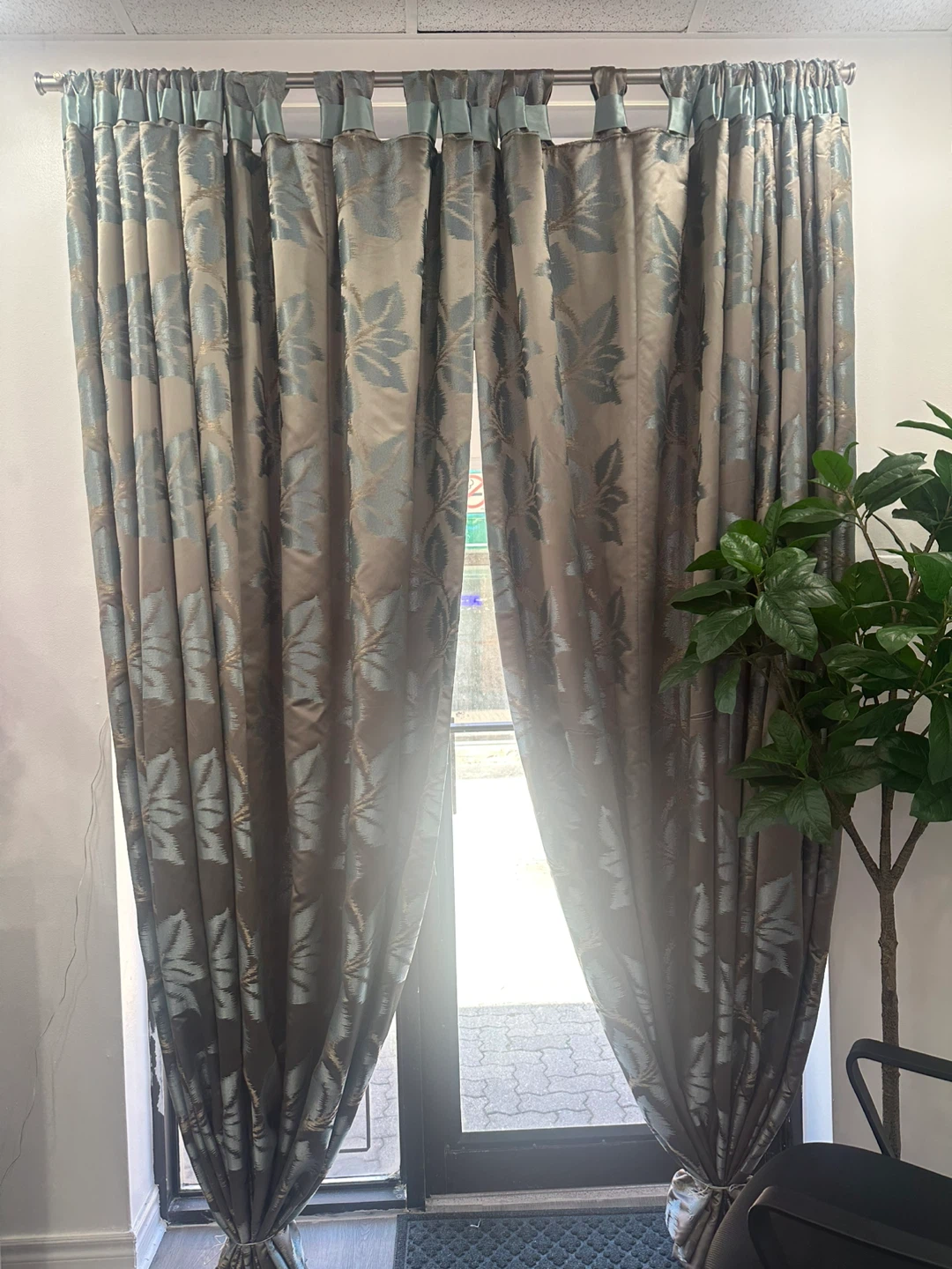 Decorative Leaf Pattern Curtain