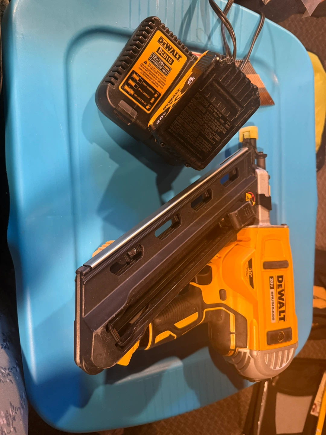 DeWalt 20V Brushless Cordless Nailer Kit