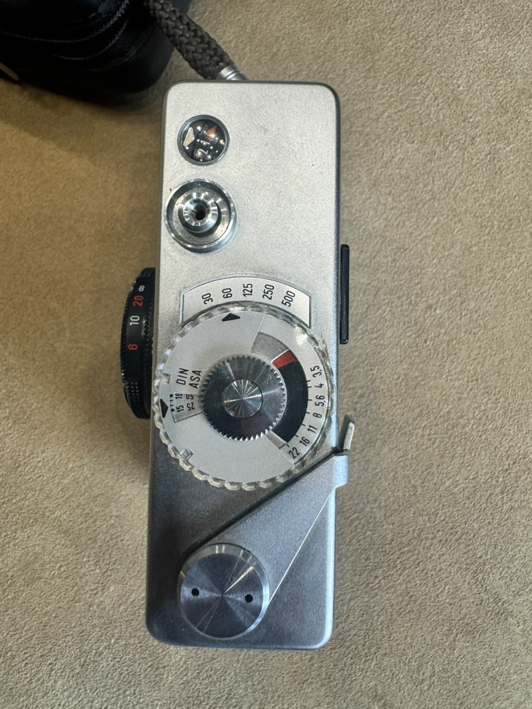 Rollei B35 35mm Film Camera with Carl Zeiss Triotar Lens - photo 3