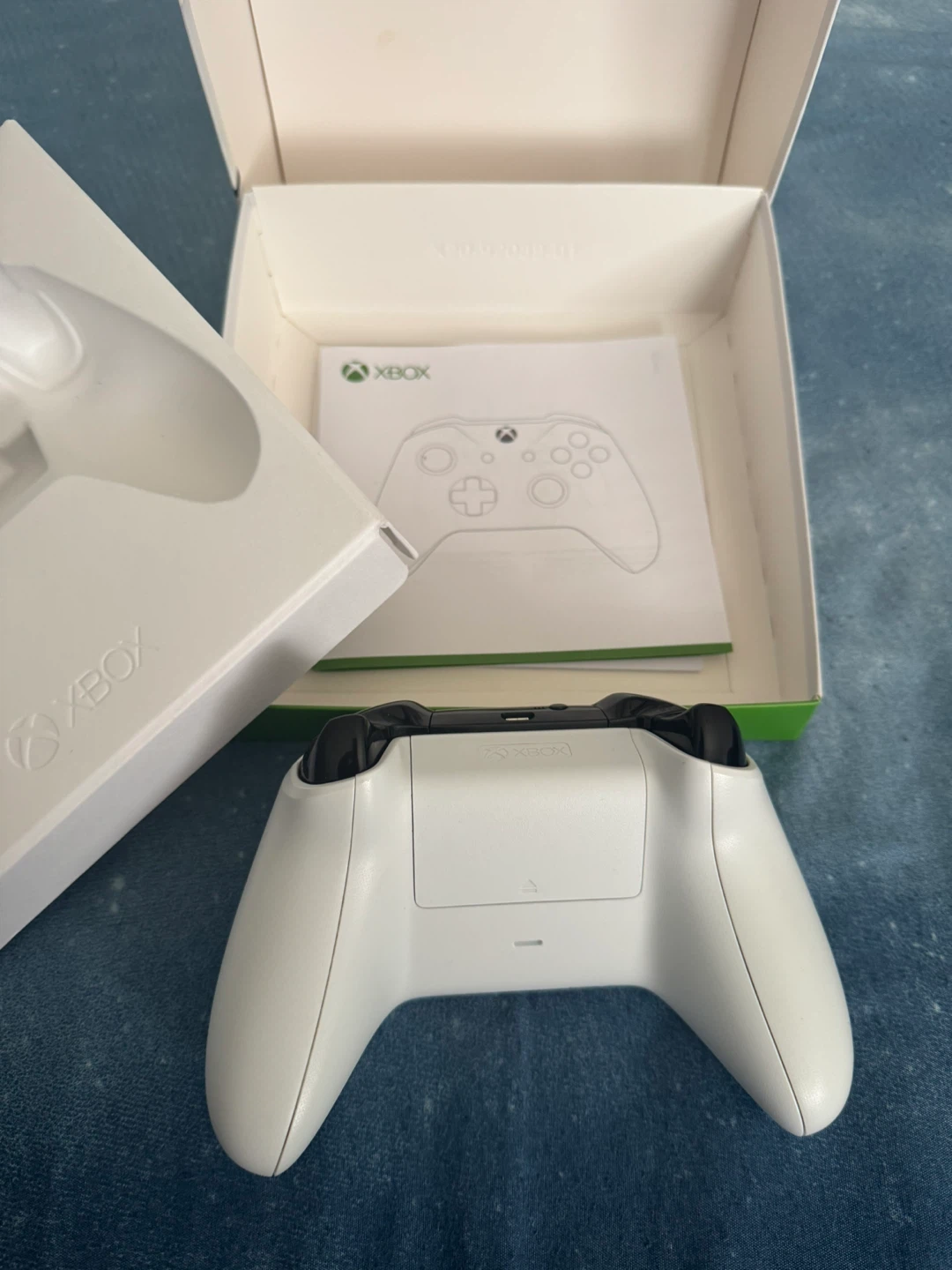 White Xbox Wireless Controller - photo 3