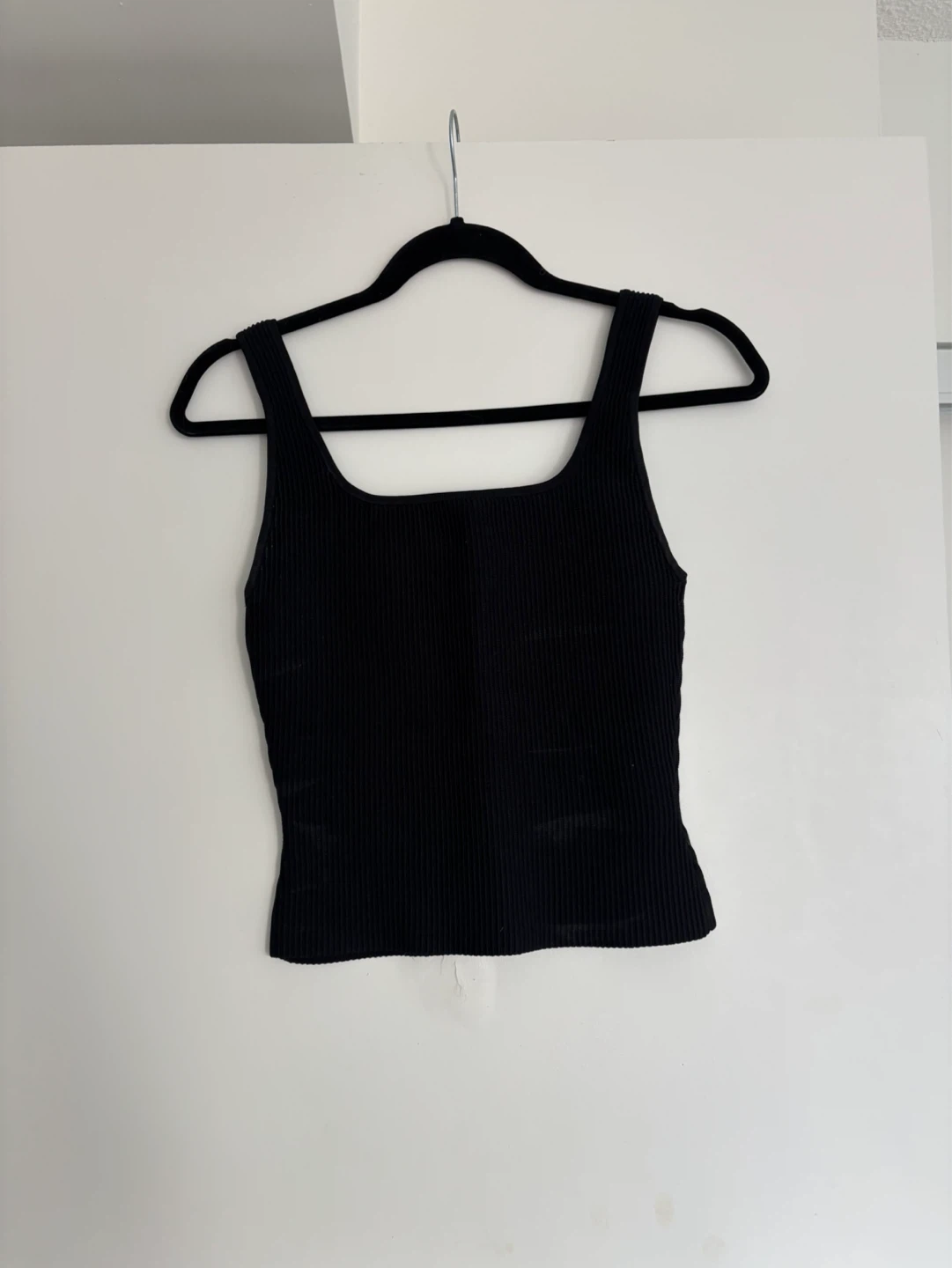 Aritzia Babaton Sculpt Knit Black Ribbed Tank Top