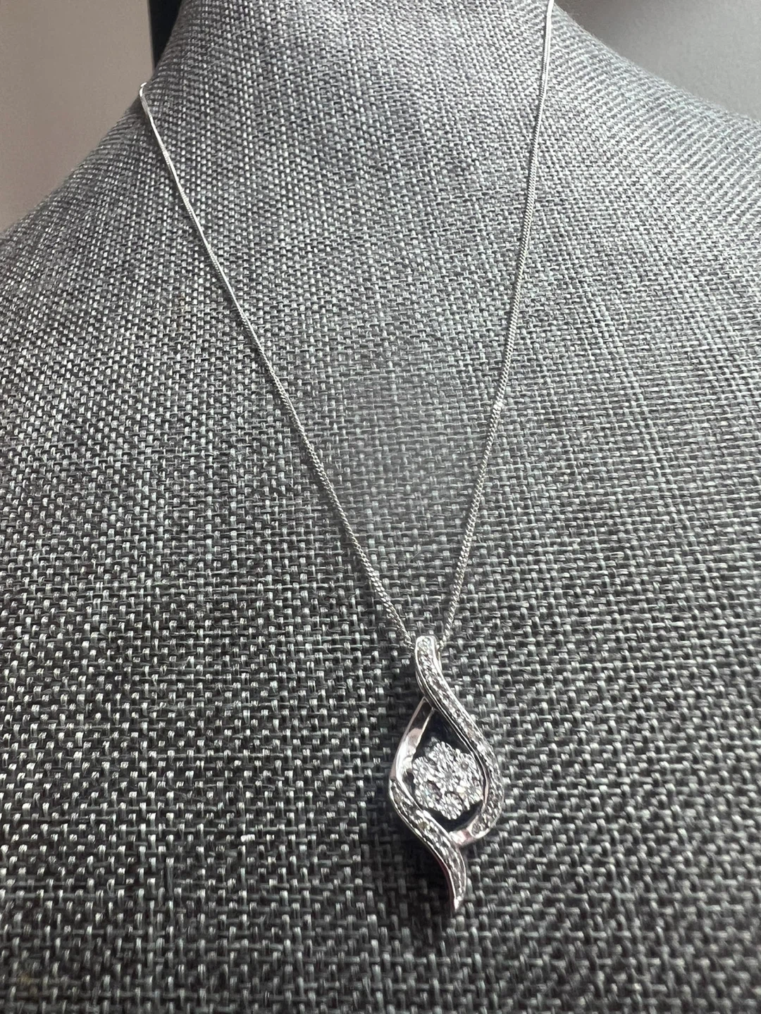 10 k Diamond Pendant Necklace - photo 4
