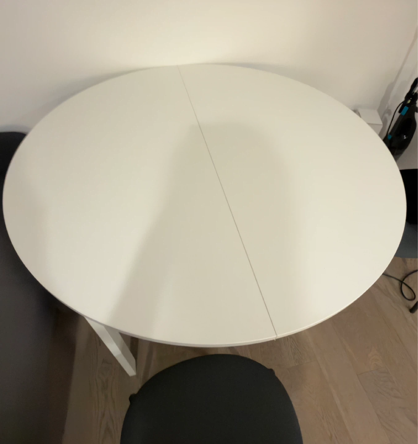 White Round Dining Table (ikea) - photo 3