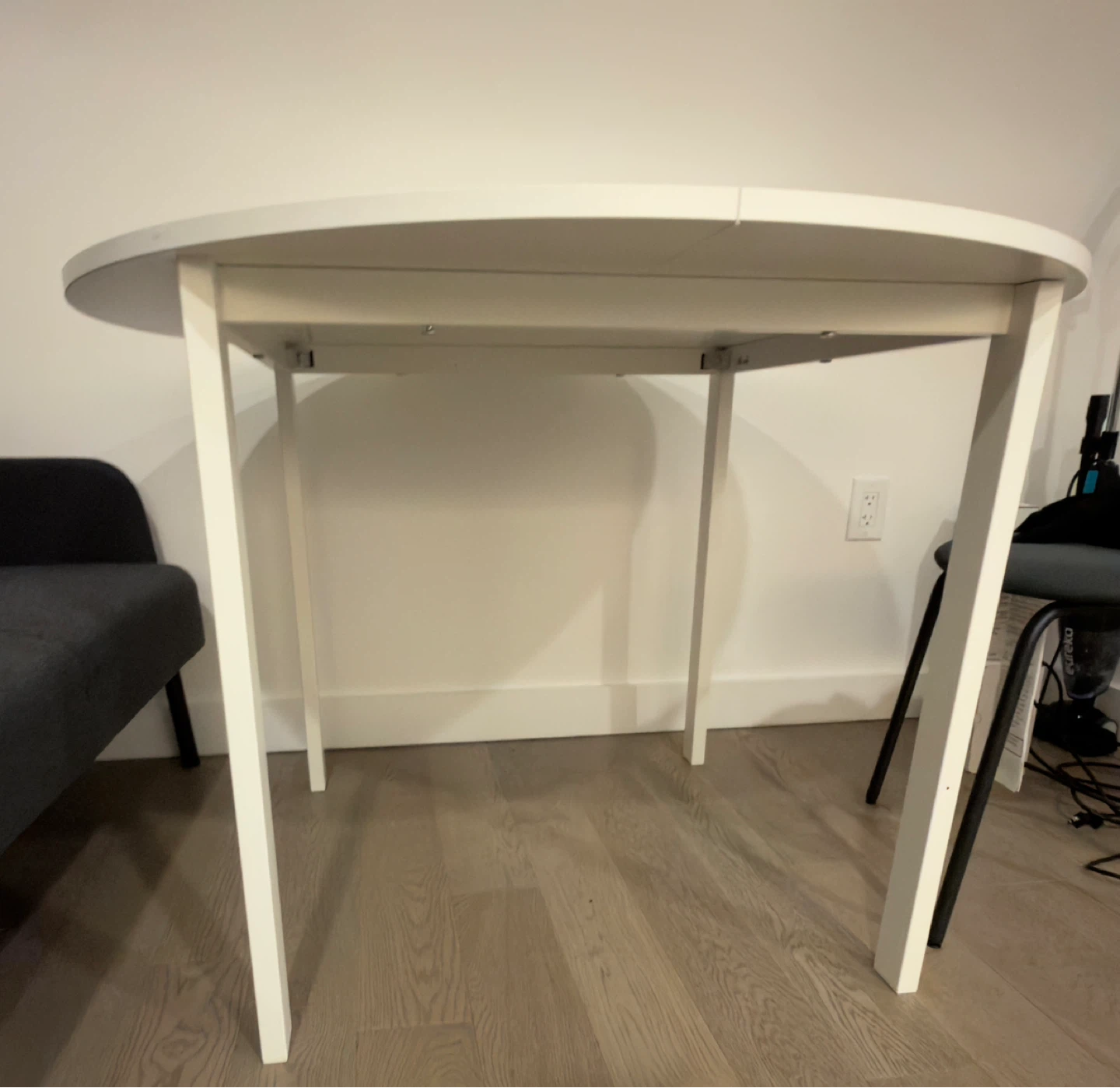 White Round Dining Table (ikea) - photo 2