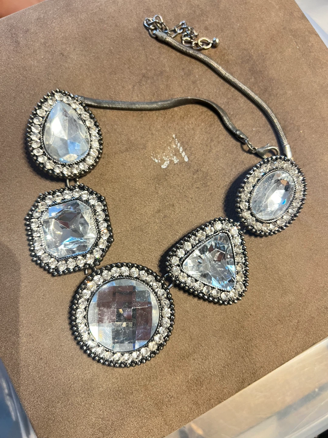 Assorted statement necklaces - photo 3