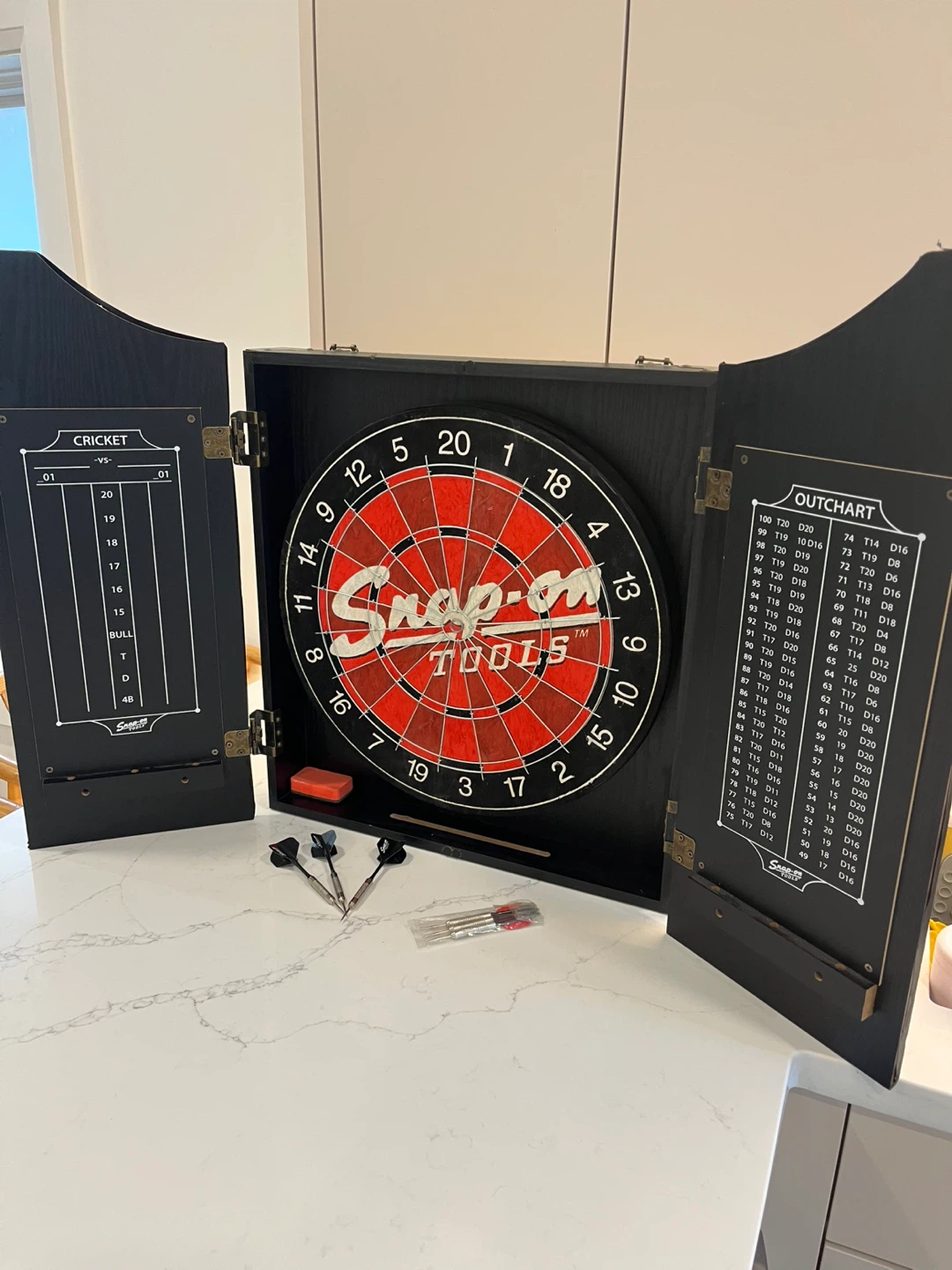 Snap-On Tools Deluxe Dartboard, Cabinet & Darts - photo 2