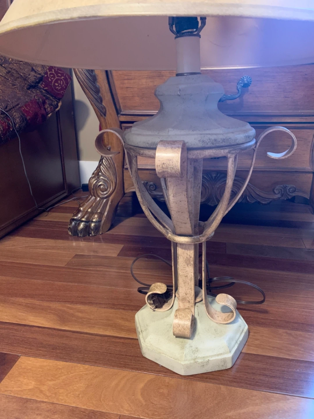Table Lamp with Decorative Base - photo 2