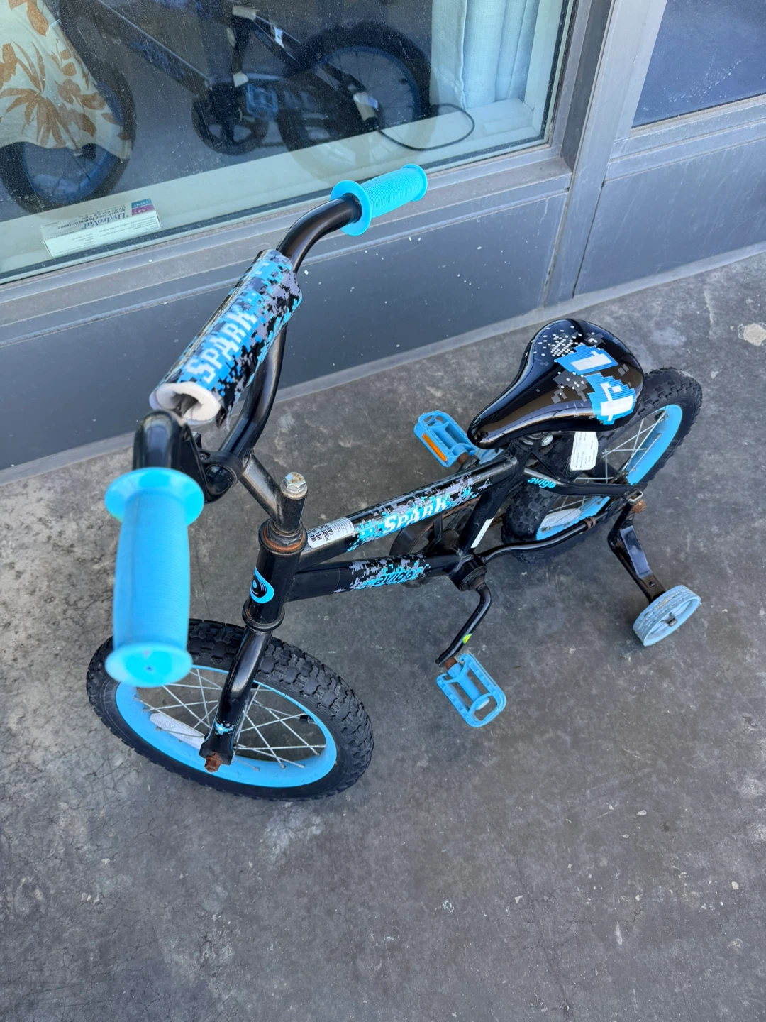 Avigo Spark 14" Kids Bike with Training Wheels - photo 3