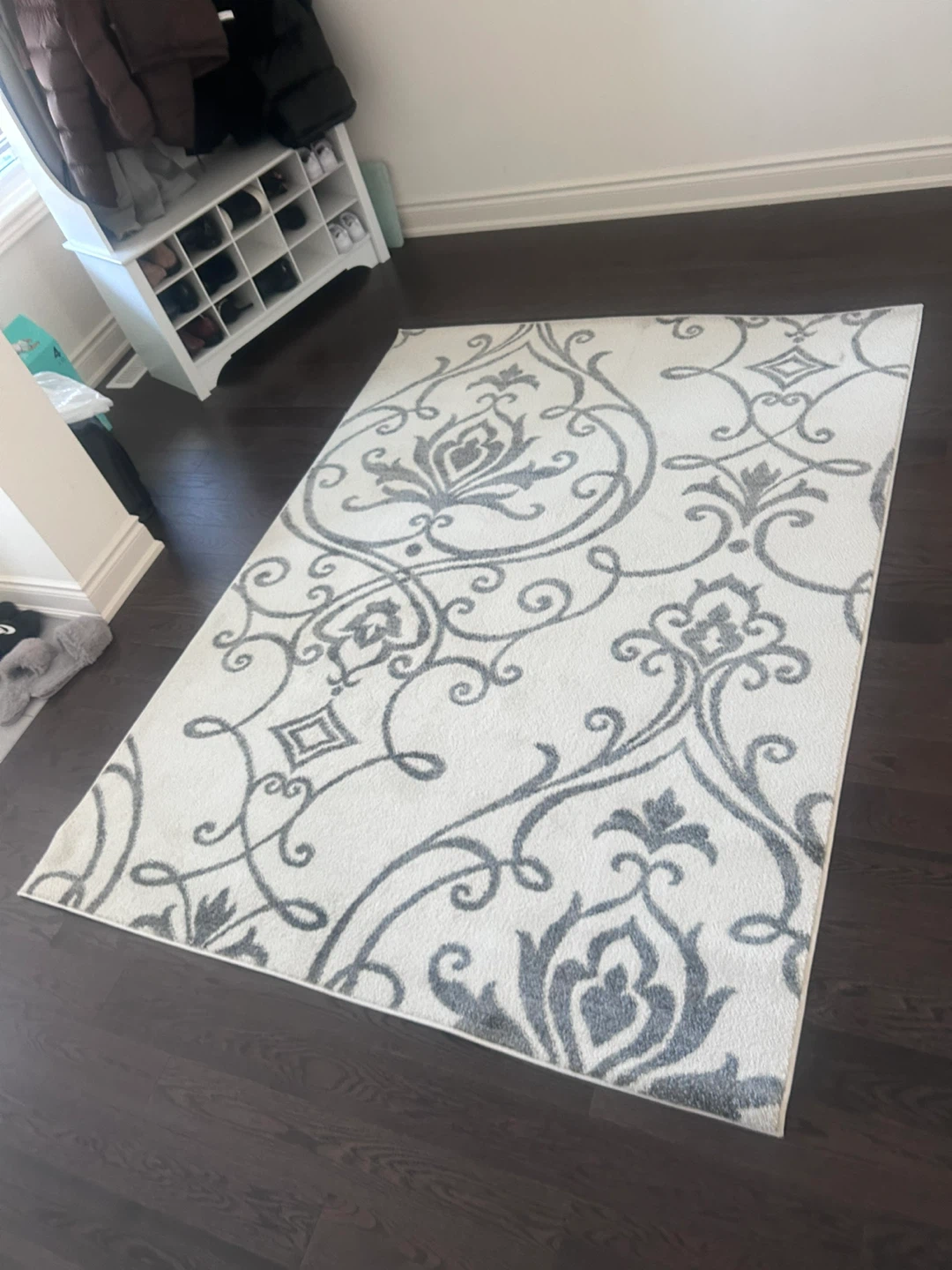 Area Rug - White and Grey Damask Pattern