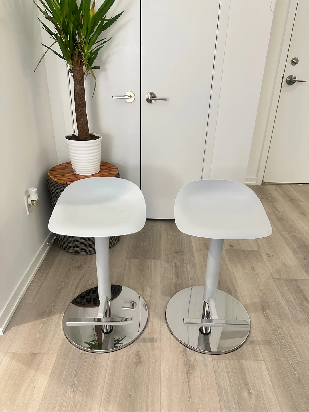 IKEA 4 Modern White Bar Stools - photo 3