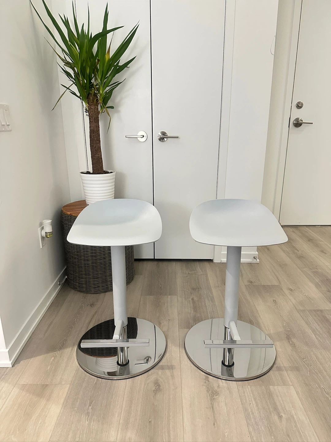 IKEA 4 Modern White Bar Stools
