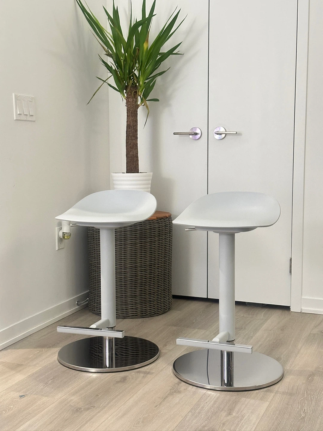IKEA 4 Modern White Bar Stools - photo 2