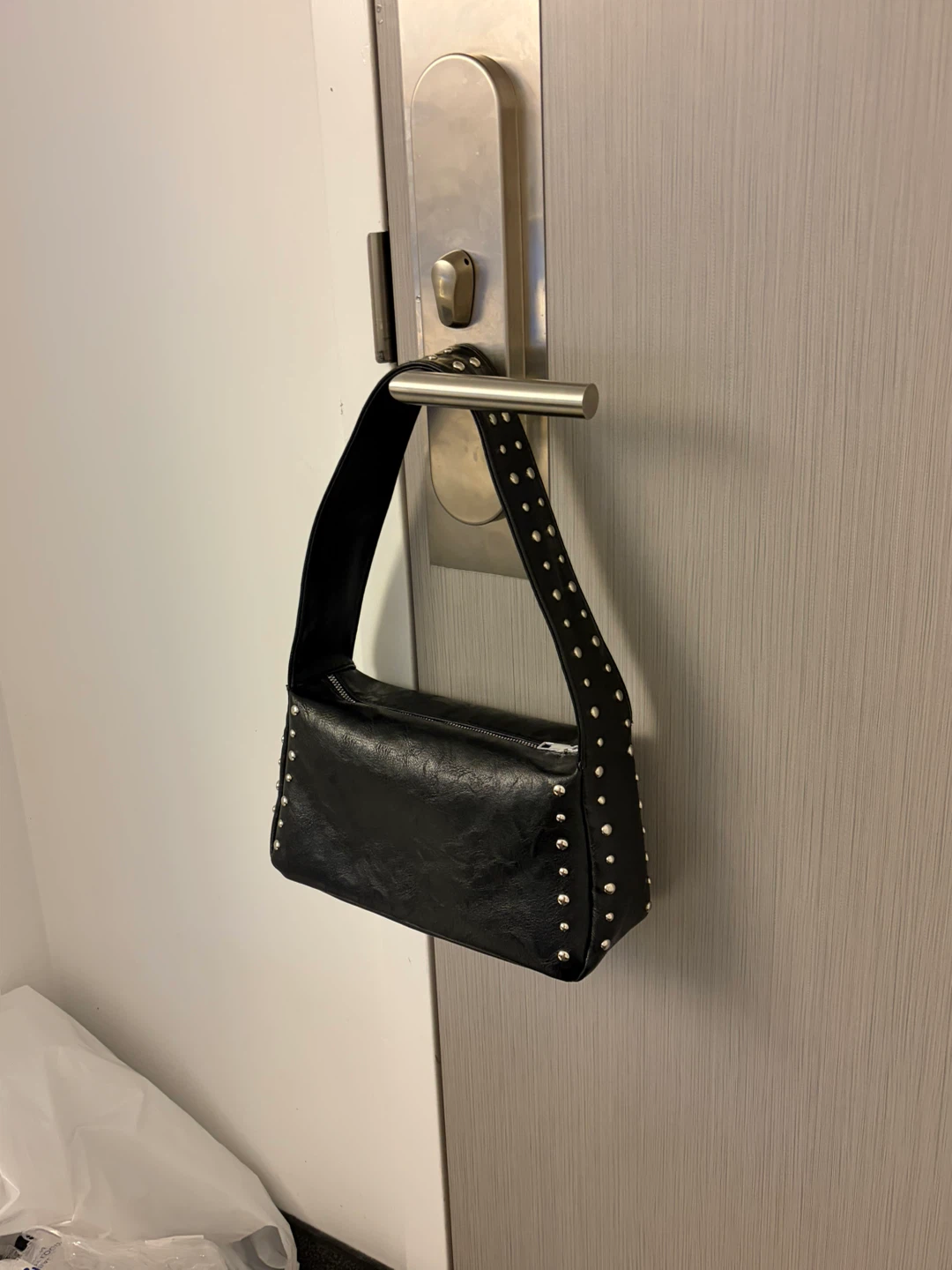 Black studded shoulder bag - photo 3