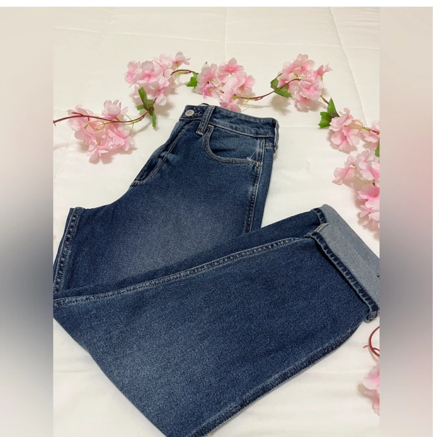 NEW/ Hollister California Curvy Ultra High Rise Mom Jean