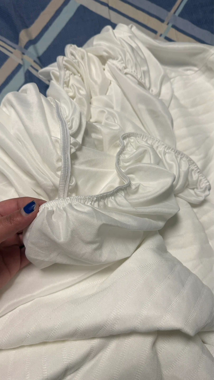White queen mattress protector