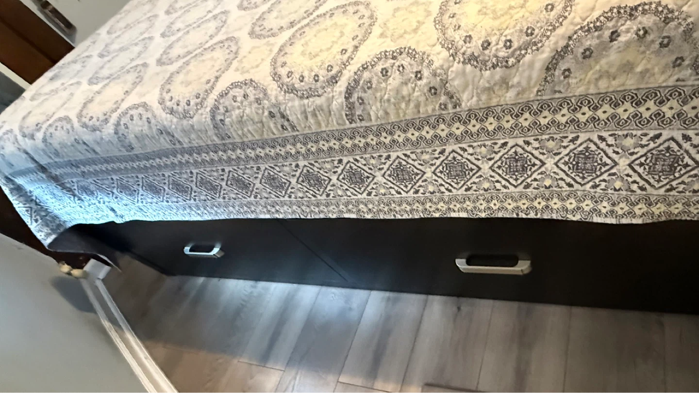 Recámara king size.      Black Bedroom Bed, Dresser & Nightstand