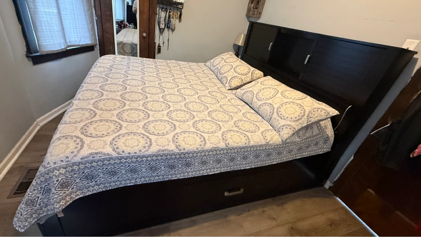 Recámara king size.      Black Bedroom Bed, Dresser & Nightstand - photo 2