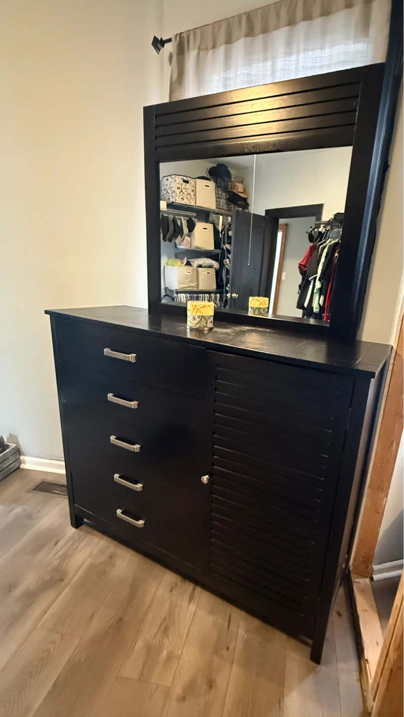 Recámara king size.      Black Bedroom Bed, Dresser & Nightstand - photo 4