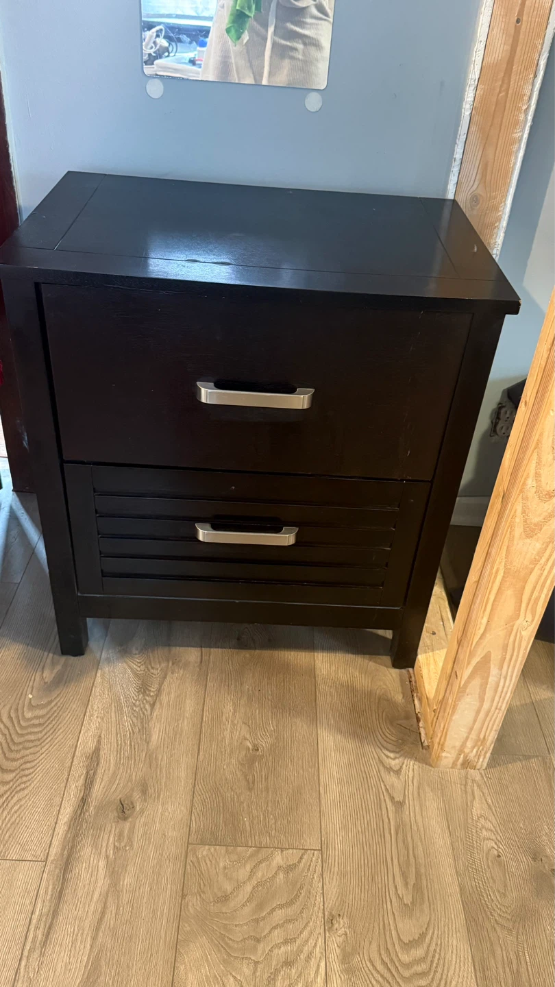 Recámara king size.      Black Bedroom Bed, Dresser & Nightstand - photo 3