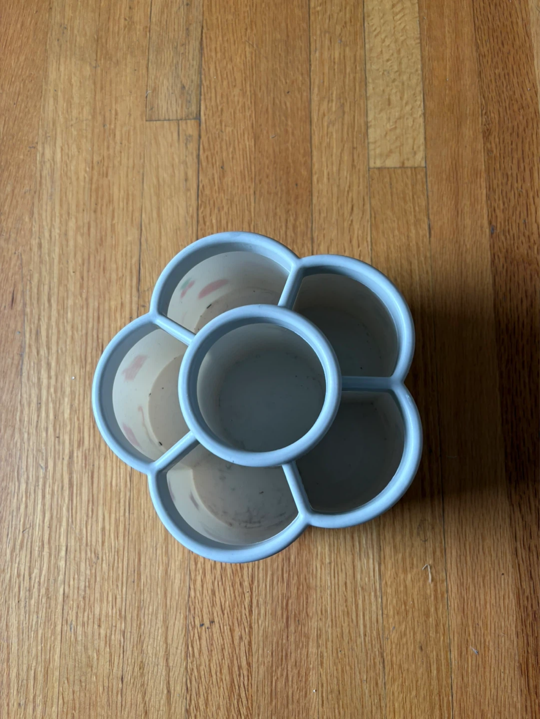 Flower-shaped organizer with compartments