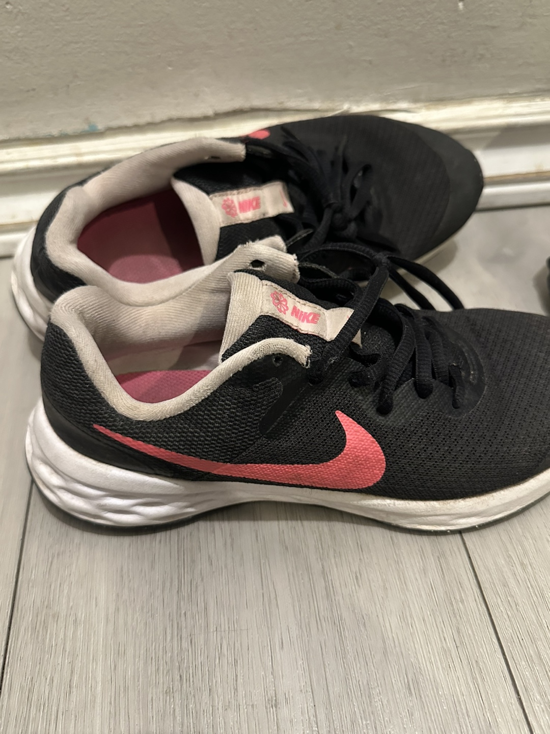 Nike Kids Size 4 Running Shoes - photo 2