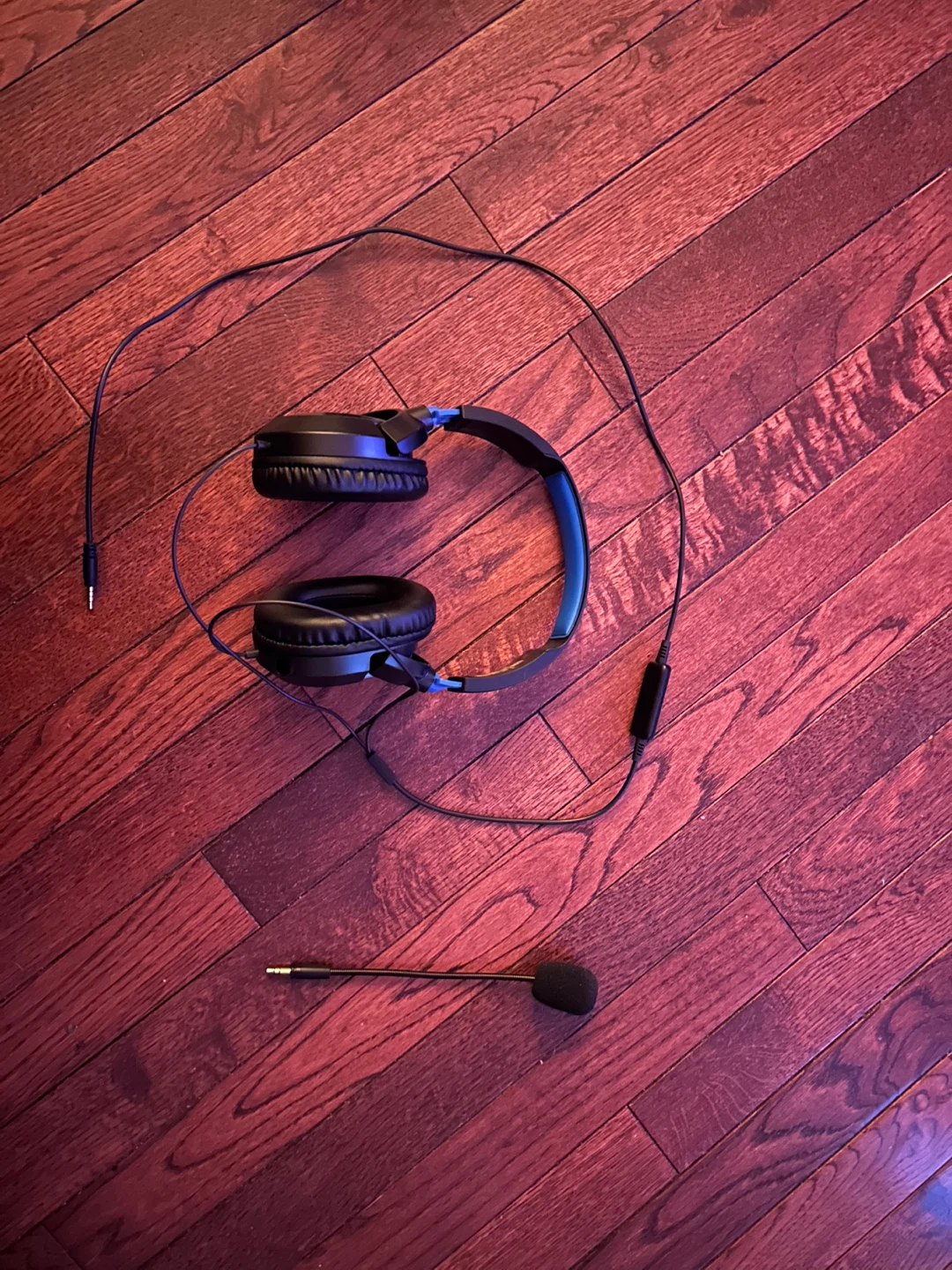 On-ear headphones with detachable microphone
