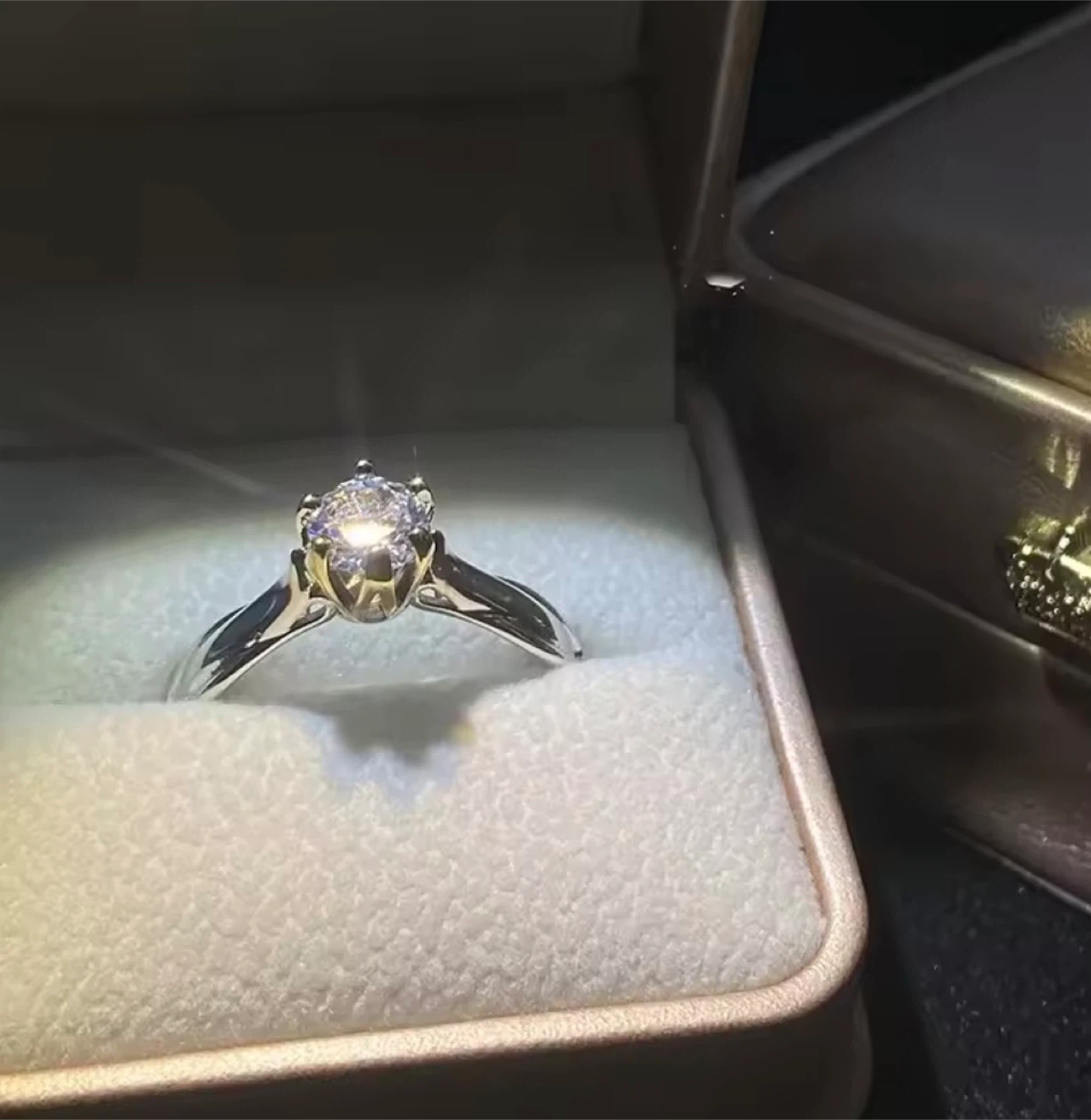 Ring with a beautiful dimond - photo 2