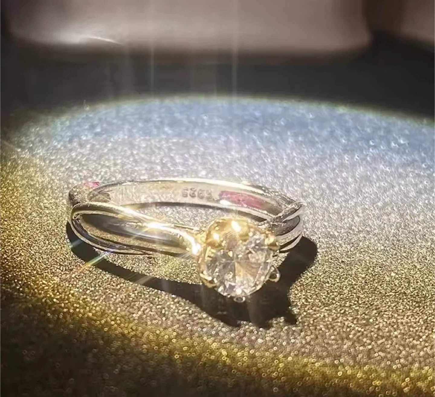 Ring with a beautiful dimond - photo 3