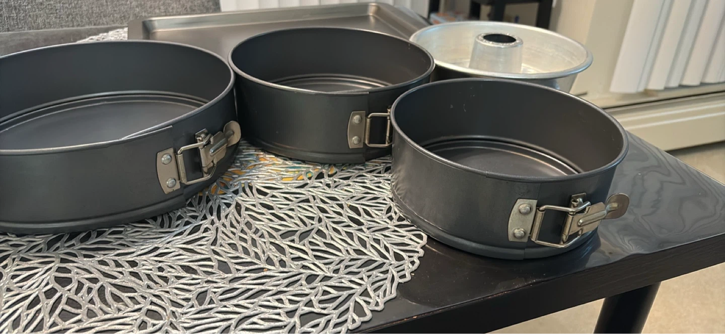 Round Cake Pans and Bundt Pan Set