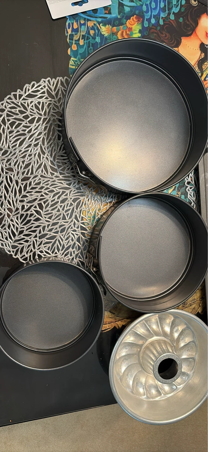 Round Cake Pans and Bundt Pan Set - photo 2