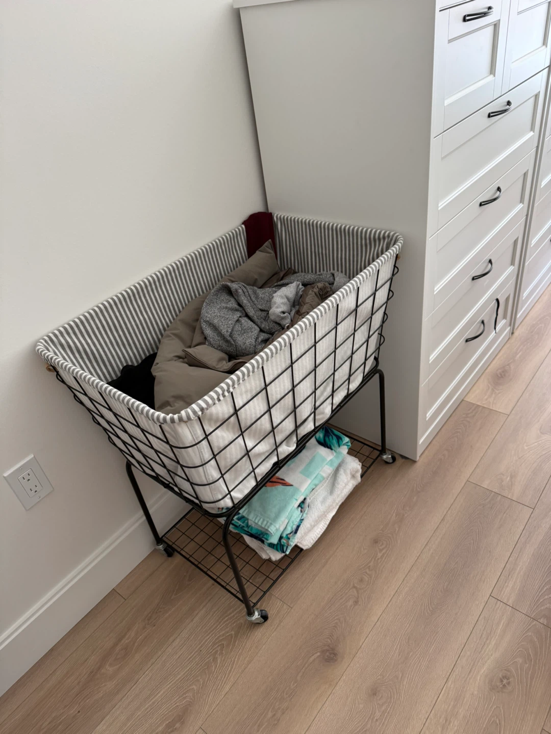Wire laundry basket with liner and wheels