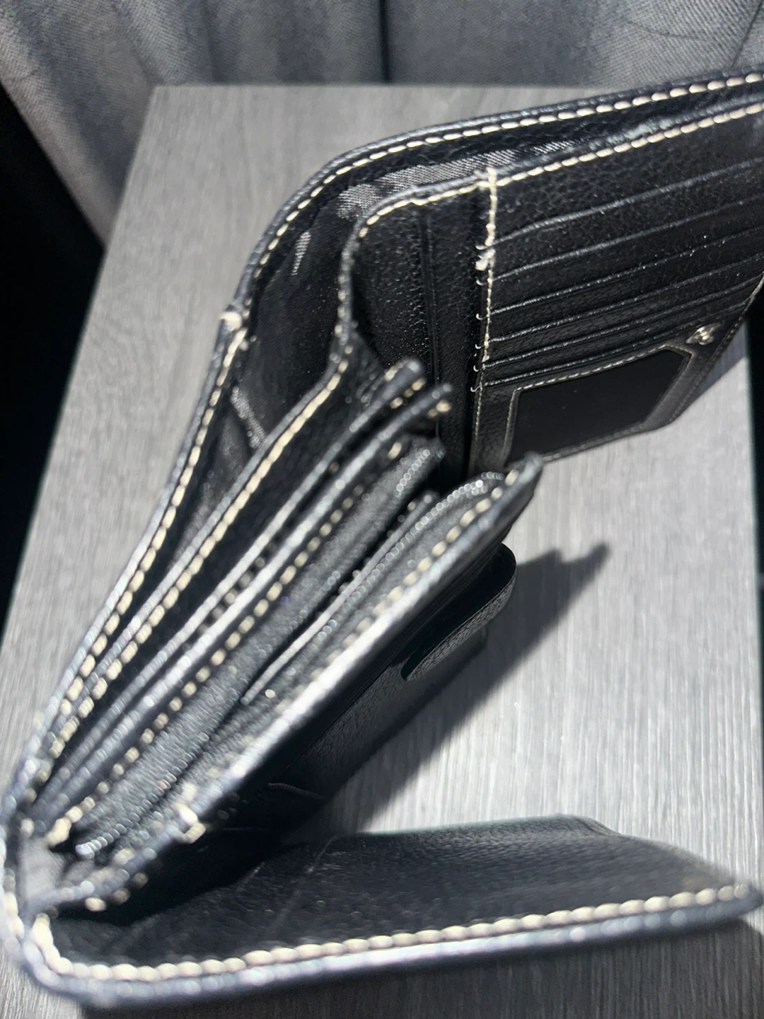 *EUC-like new!* Danier Black Leather Wallet - photo 4