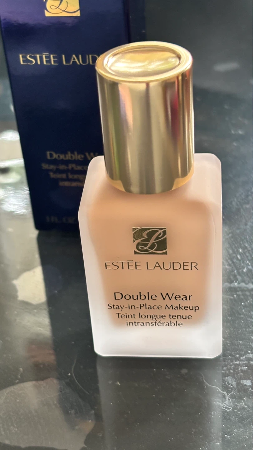 Estée Lauder Double Wear stay in _place