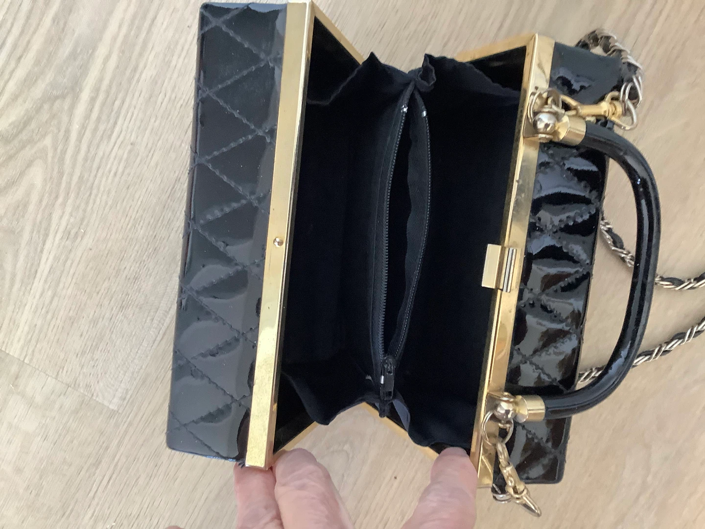Vt Chanel Style Black Quilted Patent Leather Vanity Box/Handbag - photo 5
