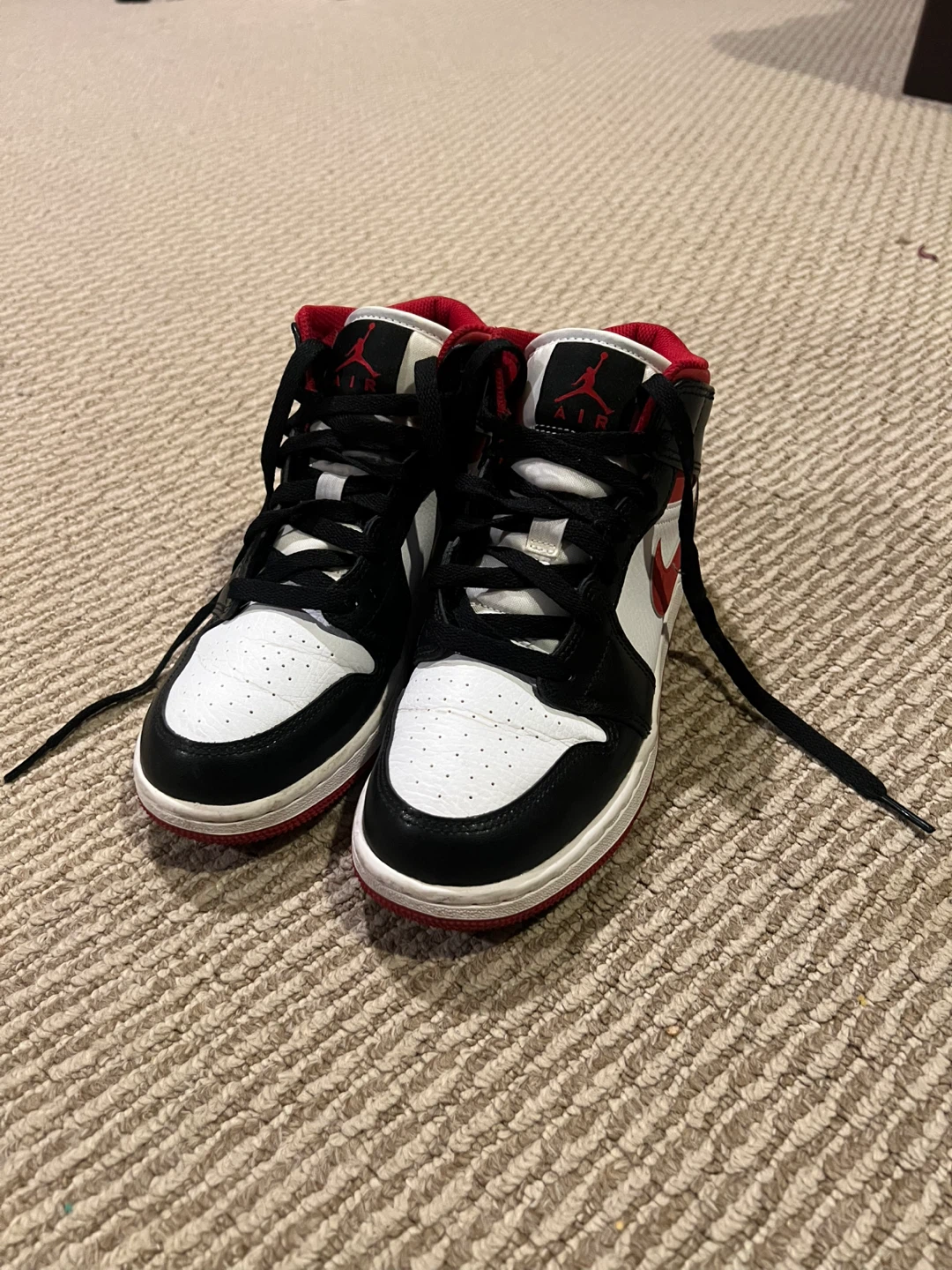 Nike Air Jordan 1 Mid (Size 5y)