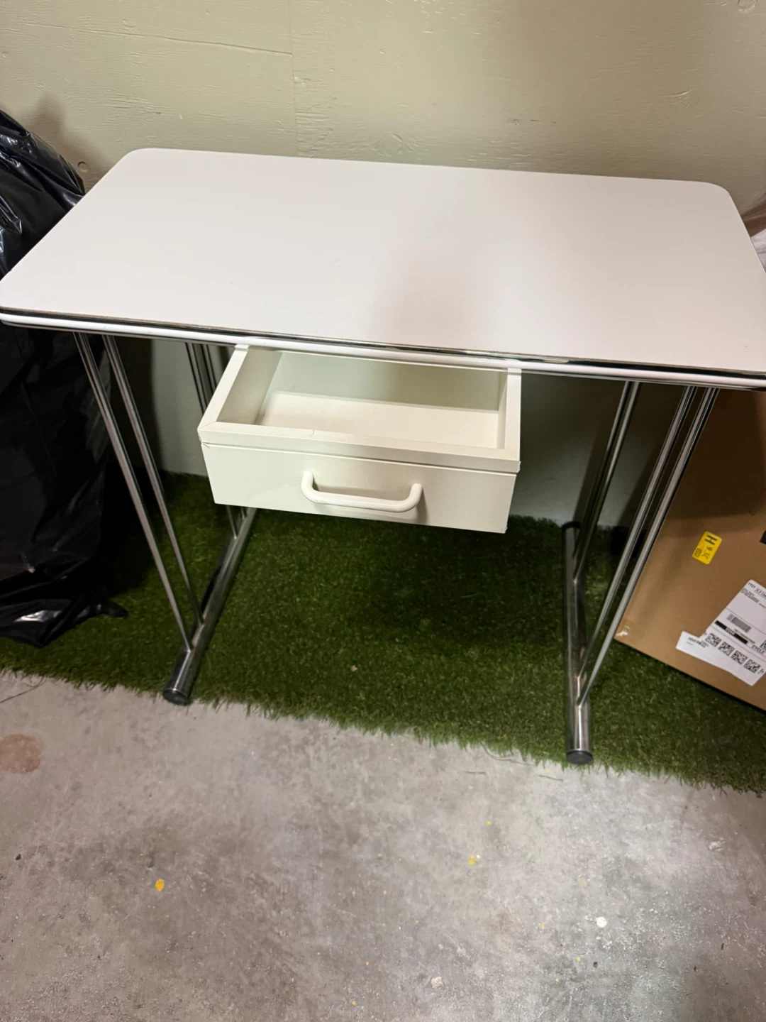 White metal desk with drawer - photo 2