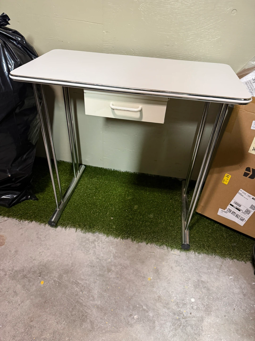 White metal desk with drawer