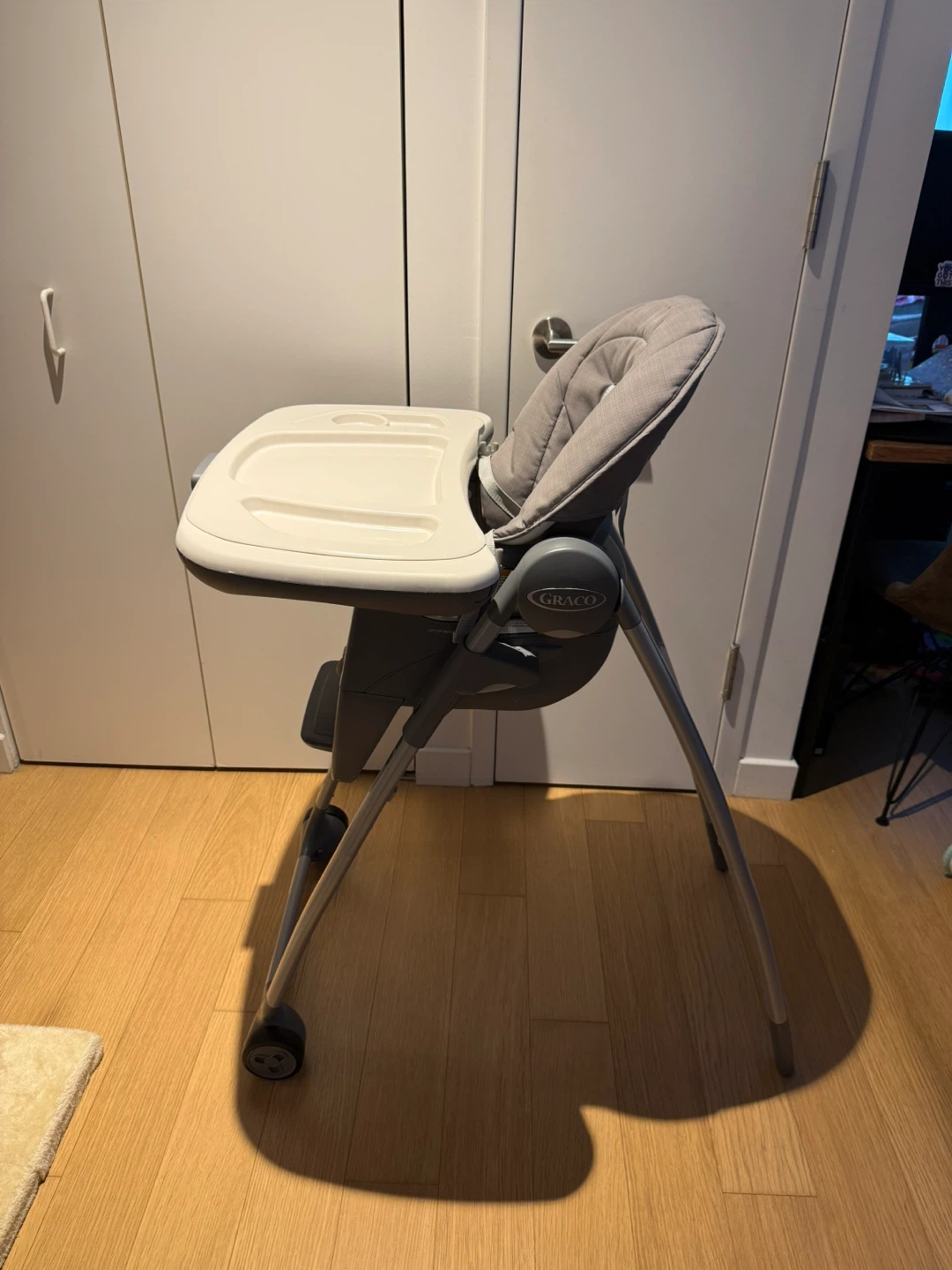 Baby changing station , FREE 9 Sheets and High Chair - Like New - photo 4